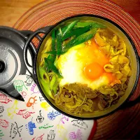 今夜はパートナーが風邪気味という事で暖まるスタミナ鍋焼き⁉︎カレーうどんをいただいた富山の氷見うどんで！(#^.^#)
鰹の効いた出汁にSBのカレー粉。水溶き片栗でとろみつけて！牛ばら肉切り落としをたっぷり、京あげ、長芋トロロ、卵黄、長ネギをin！
これ食べたら風邪も治る⁉︎（笑）|まちゃさん