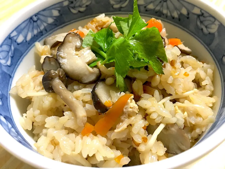 三種のきのこの炊き込みご飯🍄|くっきいさん