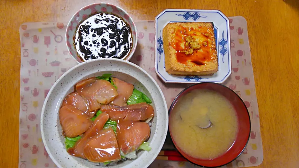 １０月２０日　鮭の漬け丼　もずく　厚揚げ　しじみのお味噌汁|いもこ。さん