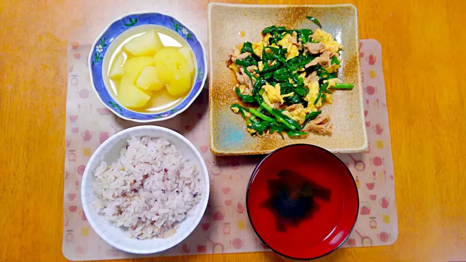 １０月２３日　にら玉豚こま　じゃがいもの白煮　梅とわかめのお吸い物|いもこ。さん