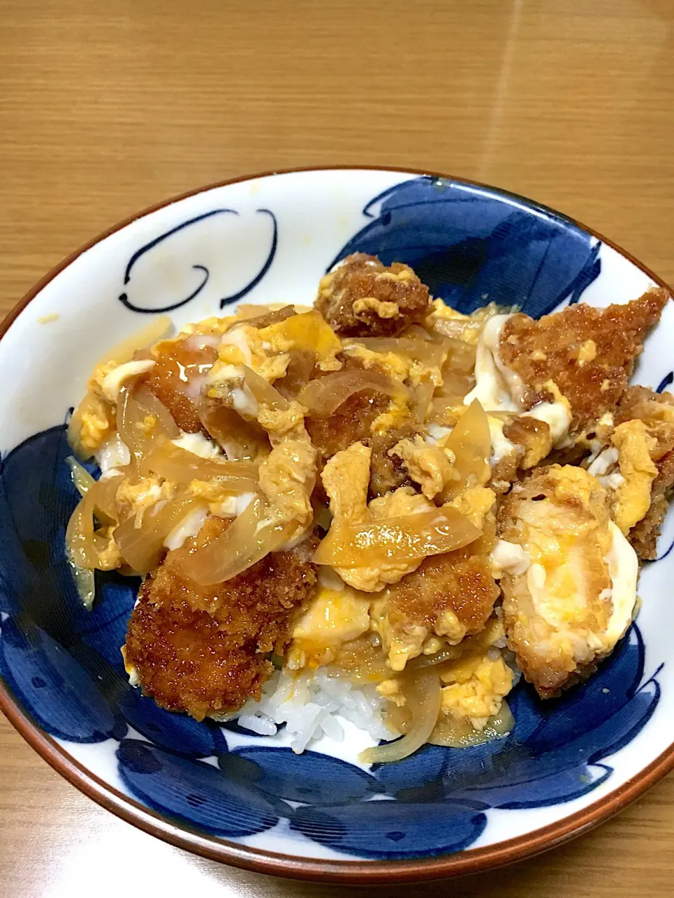 Snapdishの料理写真:お昼ご飯。昨夜の晩ご飯のチキンカツでカツとじ丼|yayosanさん