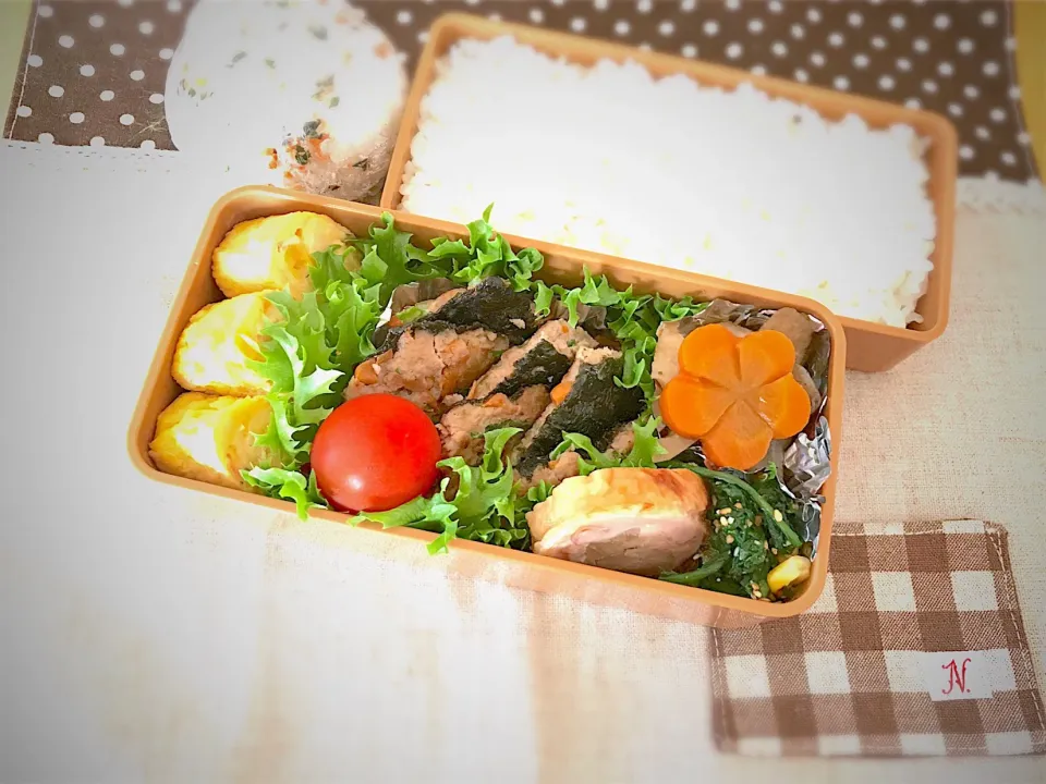 Snapdishの料理写真:豚ひき肉の磯辺焼き🐖
卵焼き🍳
ごぼうの鶏肉巻き🐓
筑前煮🥕
春菊の胡麻和え😆
🍅🍚|あやこさん