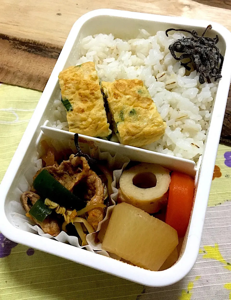 単身赴任の昼ごはん☀️🍴
お弁当🍱
豚肉とピーマンの生姜焼き
大根、人参🥕、竹輪の煮物
ネギ入り卵焼き🥚
塩昆布
麦ごはん
 #生姜焼き #卵焼き #単身赴任飯|ぽんたさん