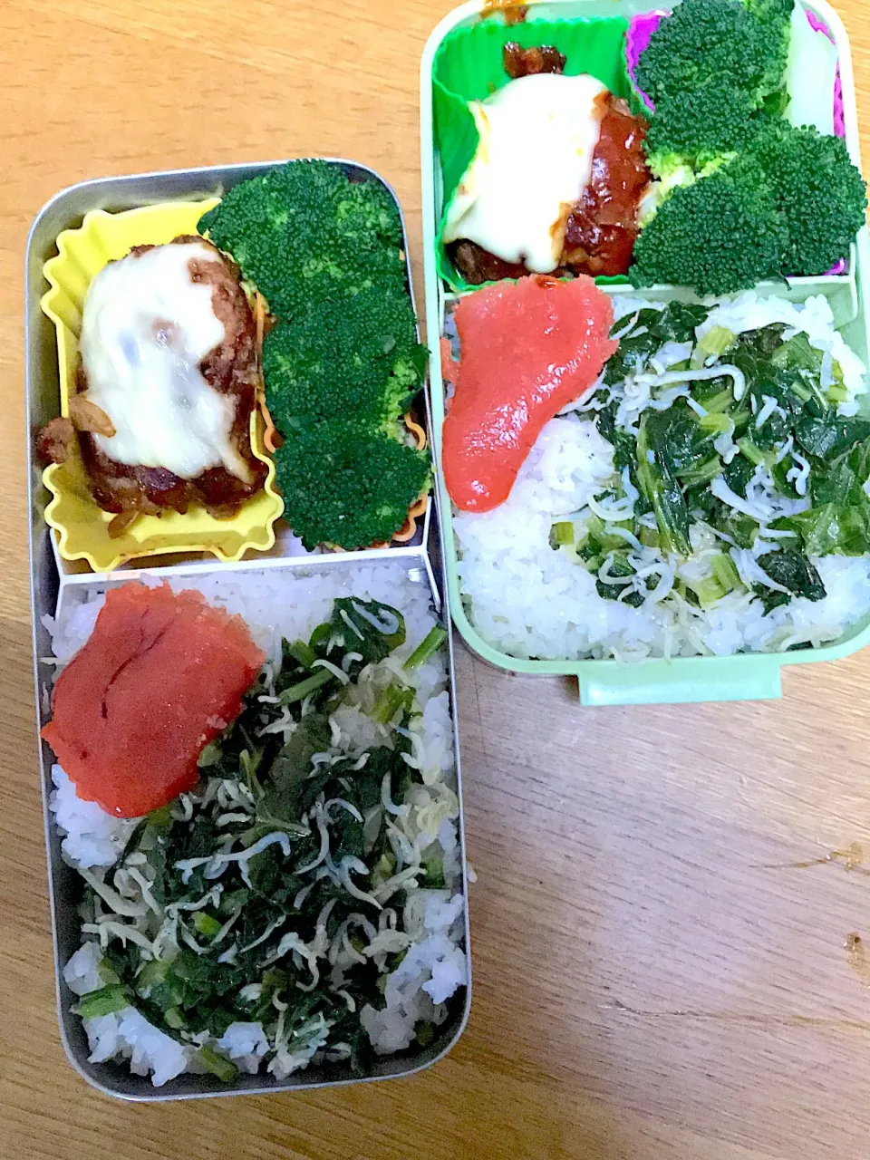 Snapdishの料理写真:チーズハンバーグとカブの葉シラスふりかけ弁当。
パパママ仕事弁当。|めぐりんさん