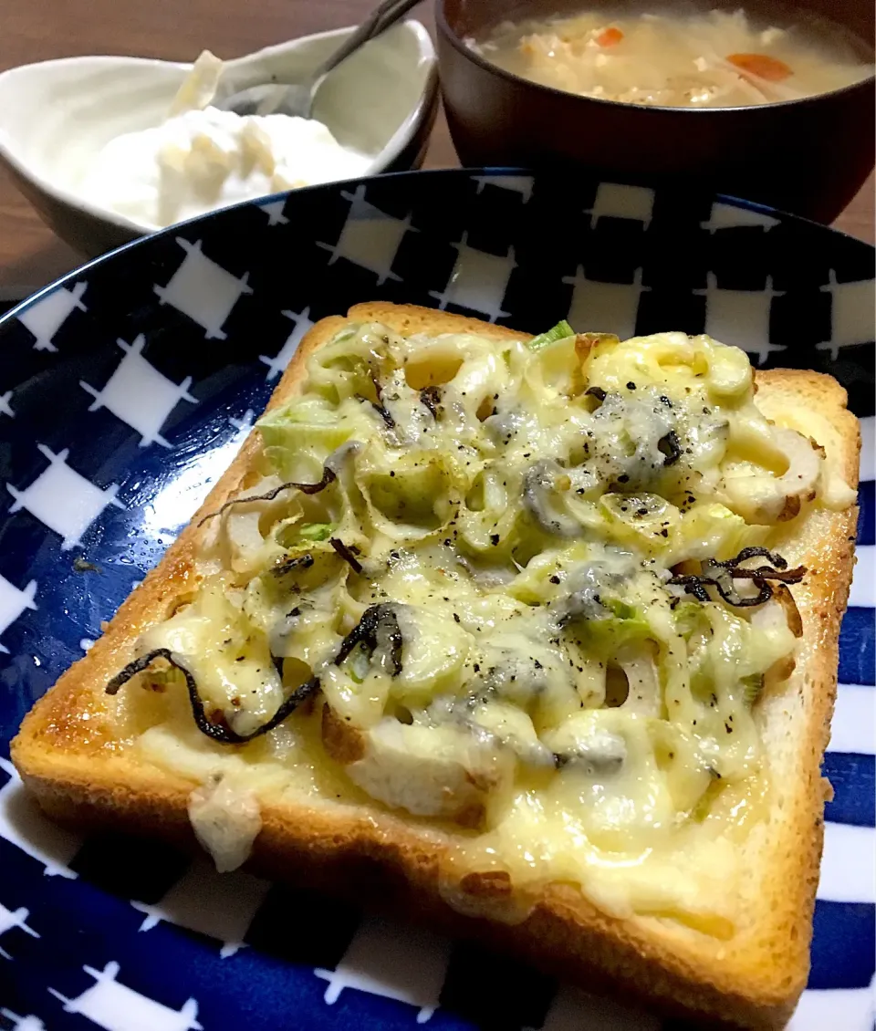 単身赴任の朝ごはん☀️✨
ちくわと長ネギのピザトースト🍞
もやしとエノキのかきたま汁
ヨーグルト  りんご🍎
 #単身赴任飯 #ちくわピザ#かきたま汁|ぽんたさん