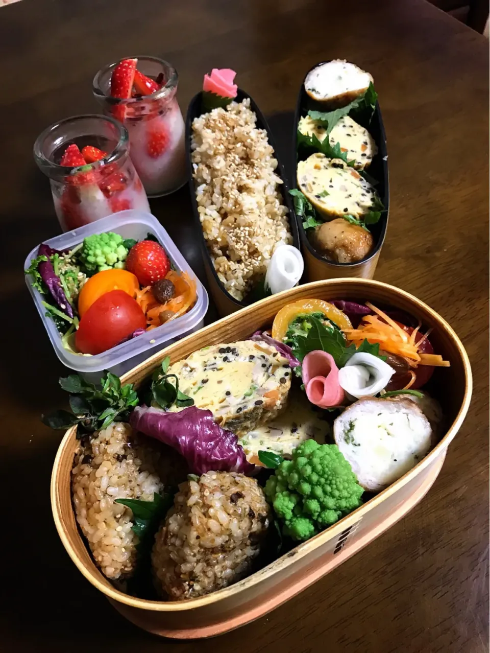 Snapdishの料理写真:今日の2人のお弁当🍱週末恒例お片付け弁当🌸sakurakoさんの料理 千草焼き（茗荷、ひじき煮入り）|とんちんさん