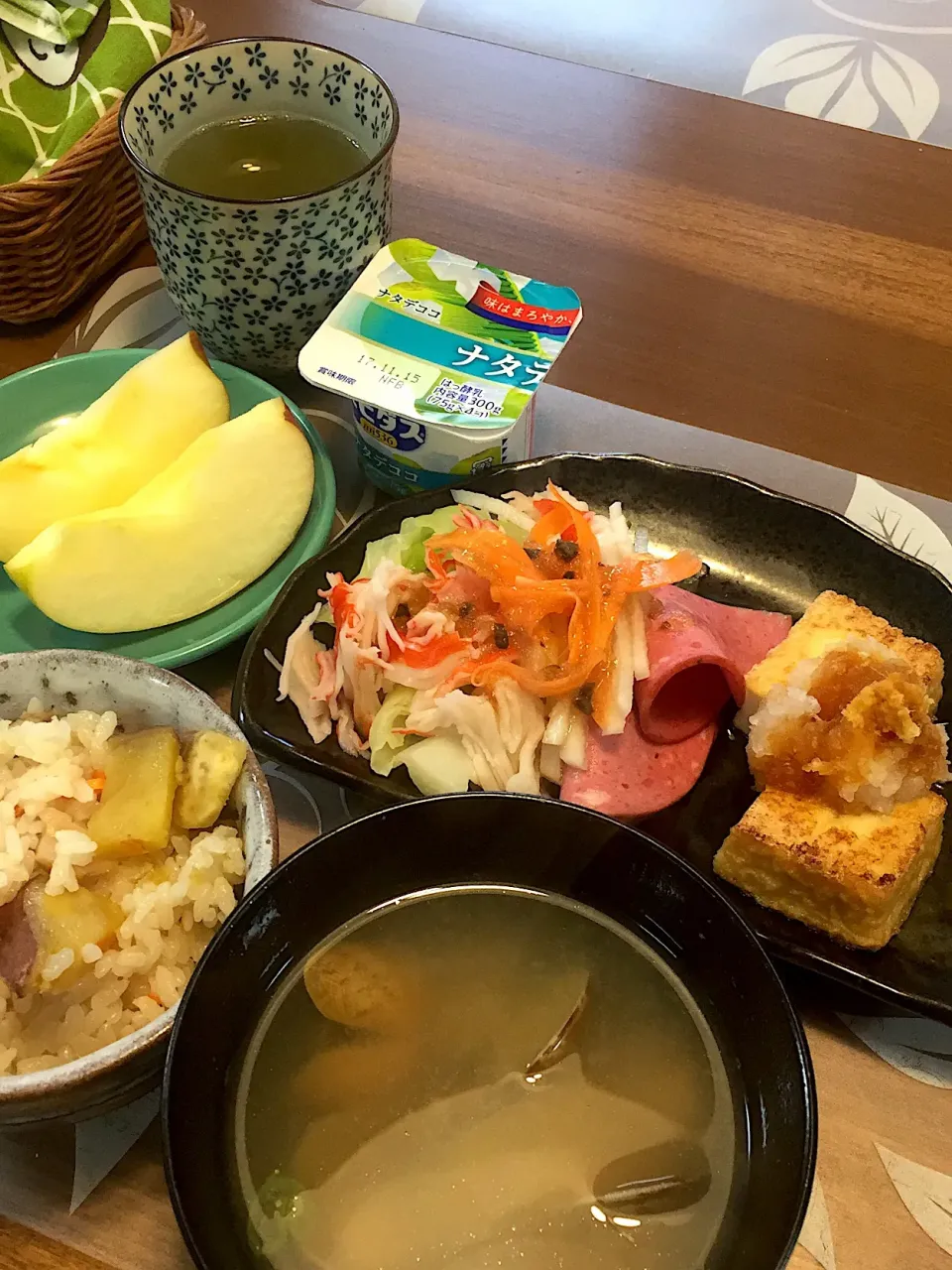 Snapdishの料理写真:朝ごはん、絹揚げおろし添え、茹でキャベツと大根塩漬けと人参酢漬け、カニカマ、ハム、さつまいもとエリンギの炊き込みご飯、りんご、ナタデココヨーグルト|かよちゃんさん