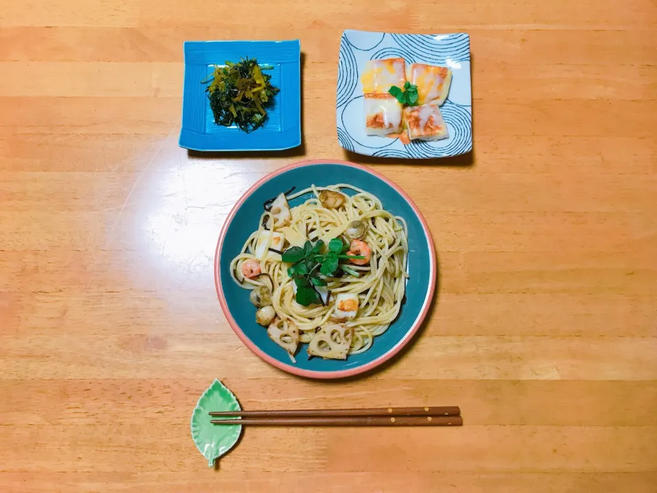 Snapdishの料理写真:夕ごはん
海鮮と蓮根の塩こんぶパスタ
黄人参のきんぴら
はんぺんのチーズ焼き|ちゃみこさん