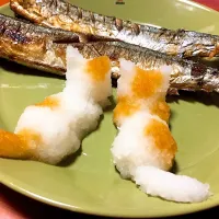 Snapdishの料理写真:新秋刀魚を狙うネコ(❁´3`❁)
  #新秋刀魚 #大根おろしアート #大根おろしネコ|Yu5minさん