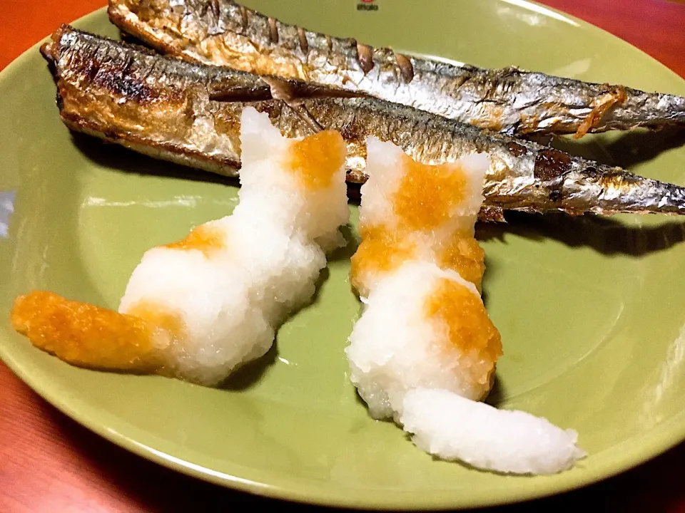 Snapdishの料理写真:新秋刀魚を狙うネコ(❁´3`❁)
  #新秋刀魚 #大根おろしアート #大根おろしネコ|Yu5minさん