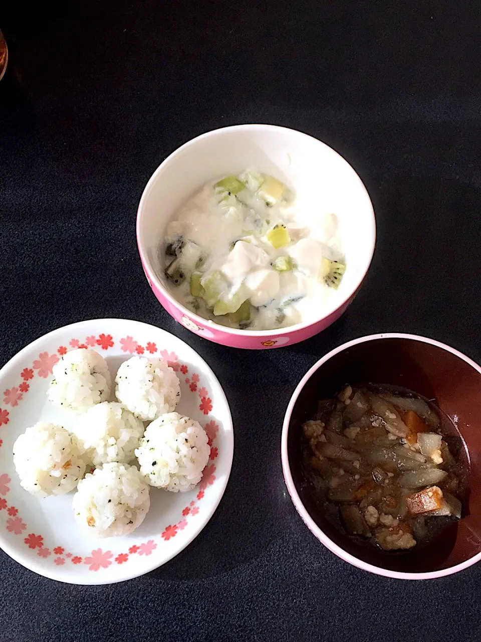 Snapdishの料理写真:離乳食 朝
・ふりかけおにぎり
・ごぼうとにんじんと鶏肉の煮物
・キウイ豆乳グルト|ぺろたんさん