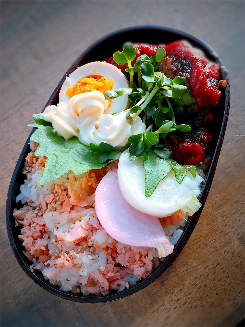 今日のお弁当
・塩シャケの混ぜご飯
・味玉
・ハンバーグ|akiさん