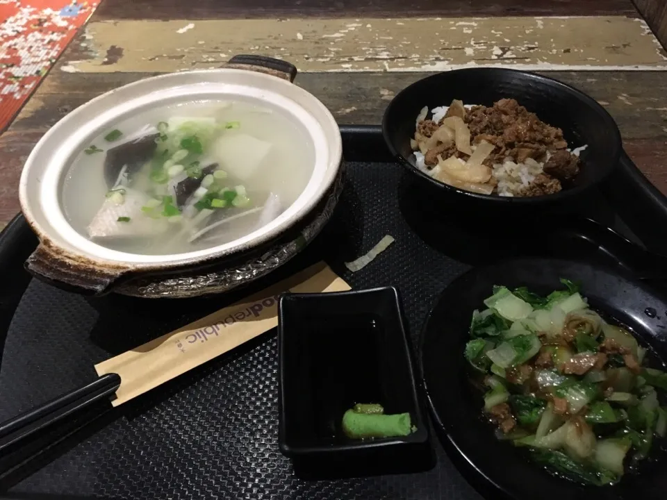 無刺虱目魚肚湯＋滷肉飯＋青菜 180元|PegaOさん