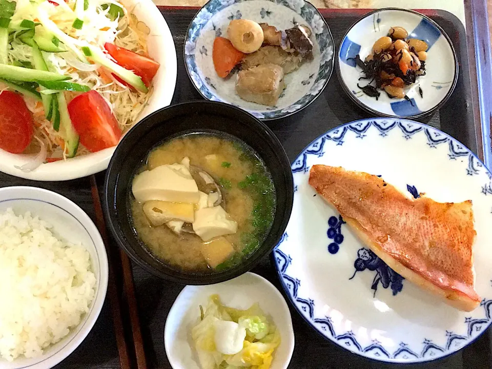 本日の昼食です。赤魚の塩焼き、里芋と人参と椎茸の煮物、煮豆、サラダ、アサリの味噌汁、お漬物、御飯少々です。|詳智　片山さん