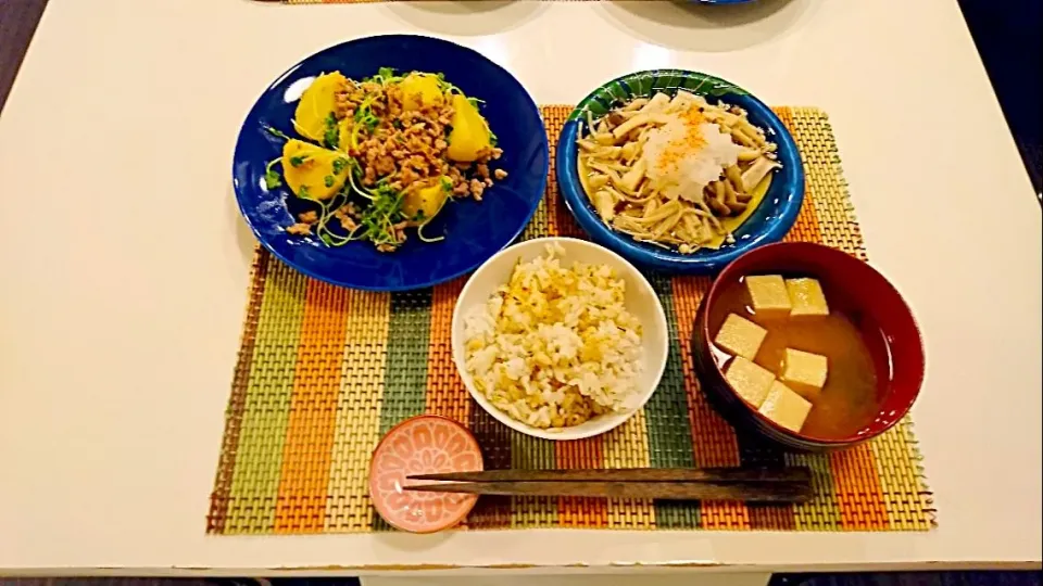 Snapdishの料理写真:今日の夕食 じゃがいもと豚挽き肉のバター醤油炒め、きのこの煮物、麦ご飯、高野豆腐とわかめの味噌汁|pinknari🐰🌈さん