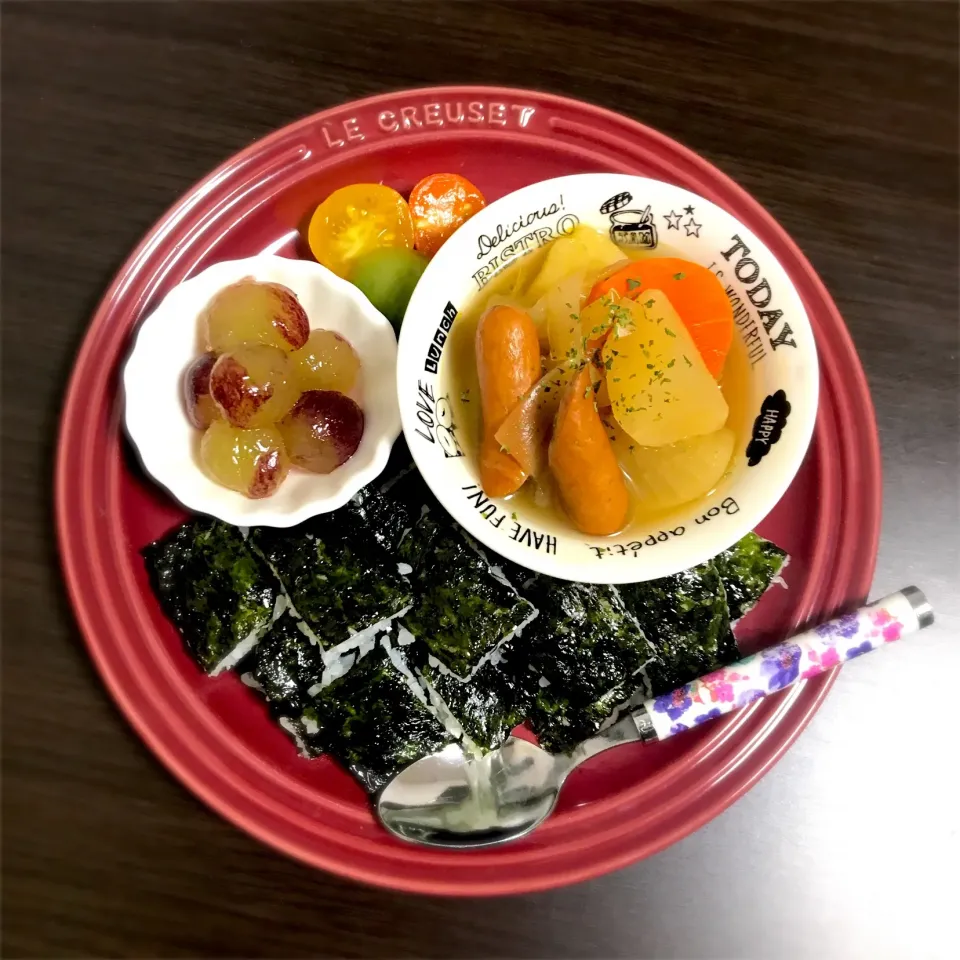 Snapdishの料理写真:11/17❁息子 夜ご飯⭐︎
野菜ごろごろポトフ
(人参・玉葱・大根・ジャガイモ・ウインナー)
おにぎらず
カラープチトマト🍅
ぶどう🍇|つんさん