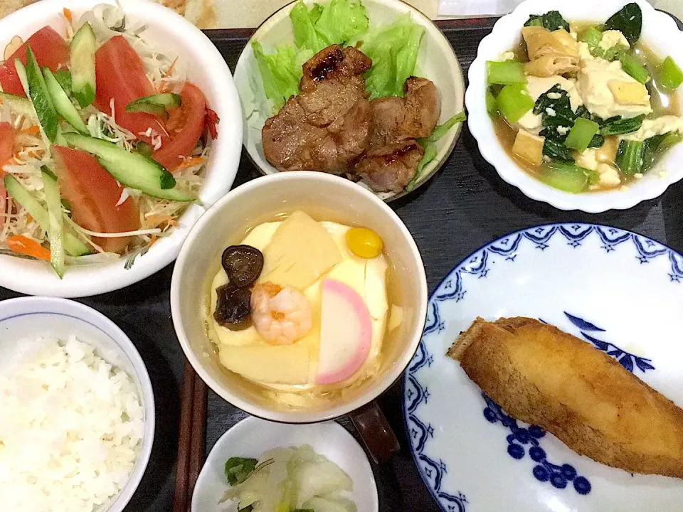 今夜の夕食です。鰈のフライ、豆腐とチンゲンサイの煮物、豚ヘレ肉の生姜焼き、茶碗蒸し、サラダ、お漬物、御飯少々です。|詳智　片山さん