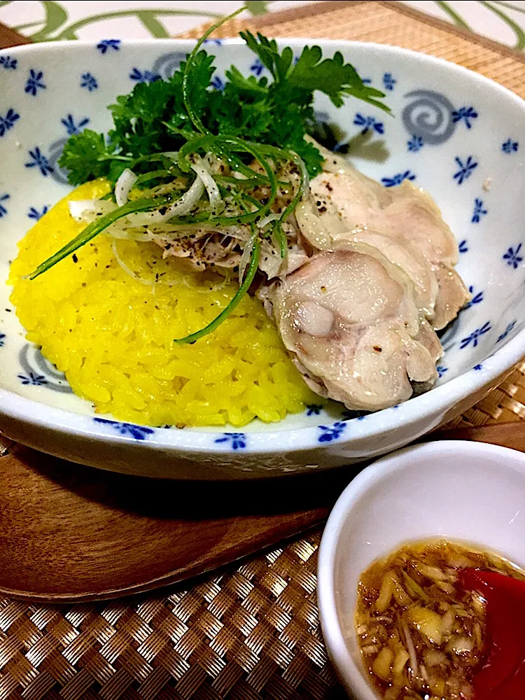 黄飯海南鶏飯
鶏肉を茹でた汁をクチナシで黄色にしてご飯を炊きました🌿🌿😊|🌿ぴぴさん