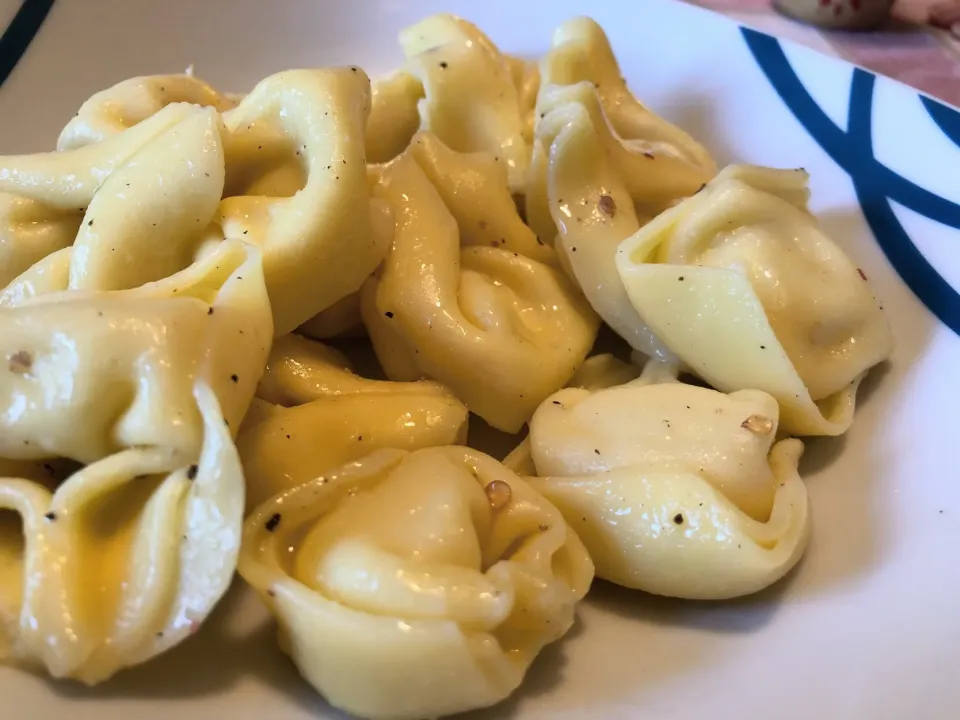 Ravioli con ricotta e limone conditi con monoporzione di burro, pepe e peperoncino 🔝|matteo pisanoさん