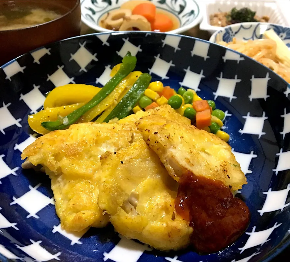 単身赴任の晩ごはん🎑🌙
鶏胸肉のピカタ🐔
パプリカとピーマンのソテー
ミックスベジタブルバター炒め
大根と人参、ちくわの煮物
納豆（大葉、ゆかり、辛子、醤油）
大根の皮の甘酢漬け  もやしのキムチ
もやし、エノキ、ワカメの味噌汁
#鶏のピカタ #ミックスベジタブル#大根の皮
#もやし料理 #単身赴任飯|ぽんたさん