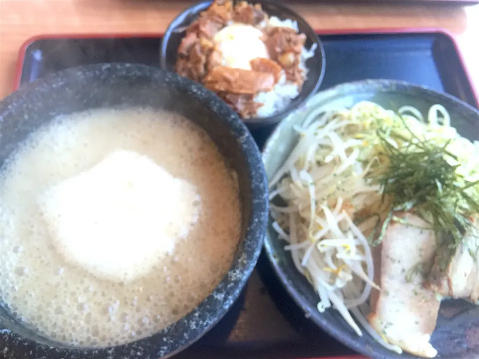 Snapdishの料理写真:グツグツ煮立った石焼き塩スープと、厚切りチャーシューと極太つけ麺|きらさん