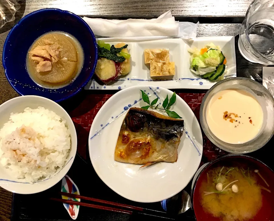 1005撮影ランチは和食なり！おコゲご飯がおかずとマッチしてもうたまらん！！毎日こんな感じでほんとありがとうございます！|setoさん