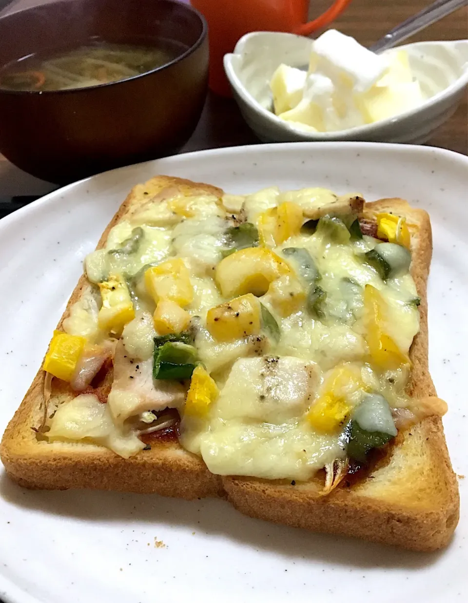 Snapdishの料理写真:単身赴任の朝ごはん🌅
茹で鶏とパプリカとピーマンのピザトースト🍕🍞
もやしと人参、ワカメの味噌汁
ヨーグルト  りんご🍎
カフェオレ☕️
#ピザトースト #単身赴任飯|ぽんたさん