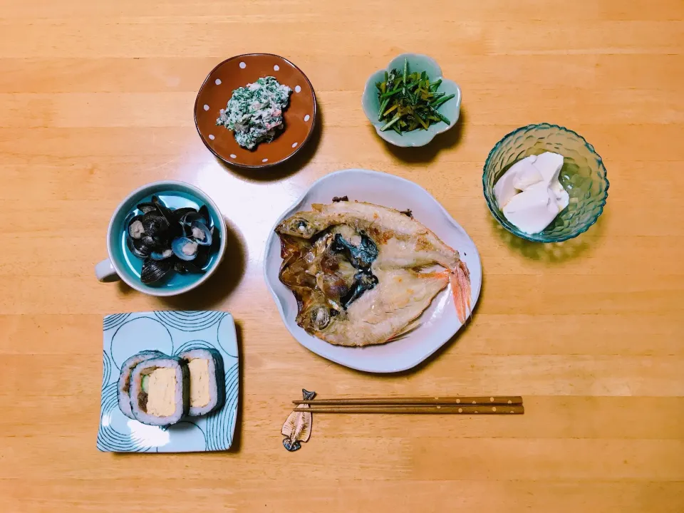 夕ごはん
金目鯛の干物
ほうれん草の白和え
しじみ汁|ちゃみこさん