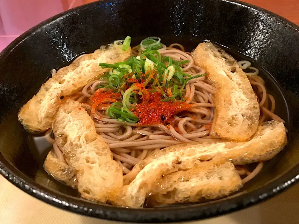 今日は温泉のない方の草津に向かうので、電車乗る前にモーニングサービス日替わり蕎麦🍜今日は刻み蕎麦でしたわ😃うちの近所の貧相な掛け蕎麦に比べたら雲泥の差ですわ🍀|にゃあ（芸名）さん