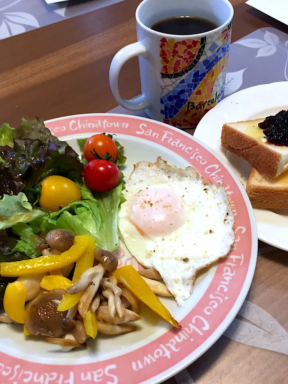 土曜日の朝ごはん
目玉焼き、シメジとパプリカの炒め物、サニーレタス、プチトマト、ブルーベリー添え食パン、コーヒー|かよちゃんさん