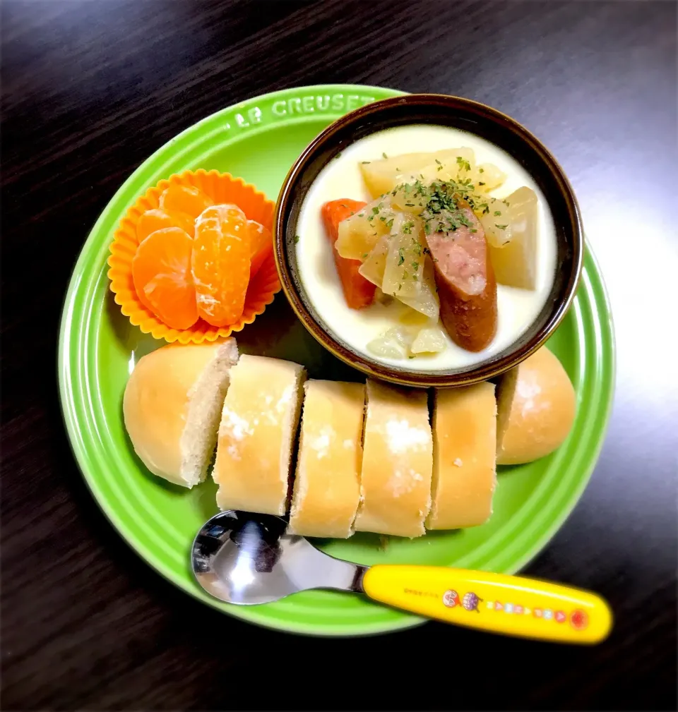 11/18❁息子 朝ごはん☀️
野菜ごろごろミルクスープ
米粉のパン🍞
みかん🍊|つんさん