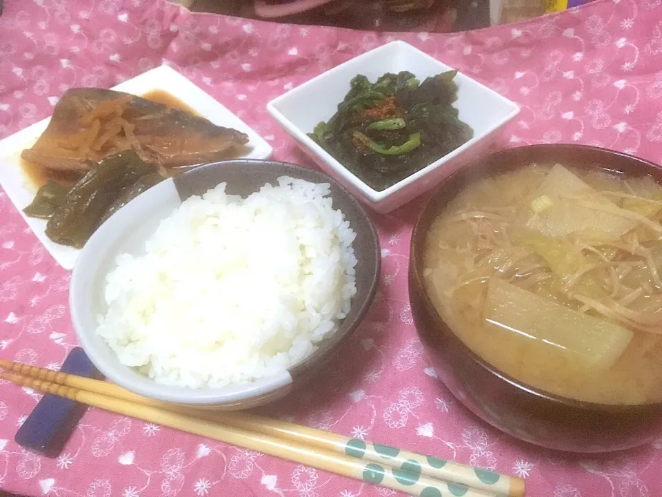 朝ごはん★鯖の味噌煮、ほうれん草とわかめの味噌和え、みそ汁、ごはん|ハルさん