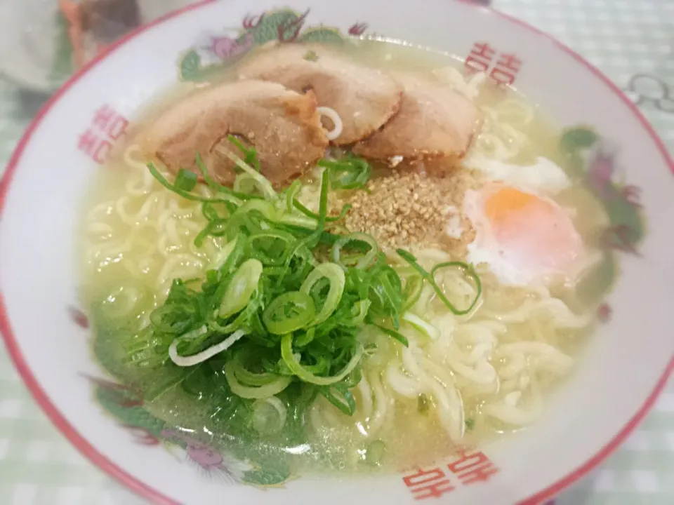 インスタントラーメン😊
土曜の昼飯、インスタントラーメンで二日酔いを撃退😊|Mitsuhiro.Sさん