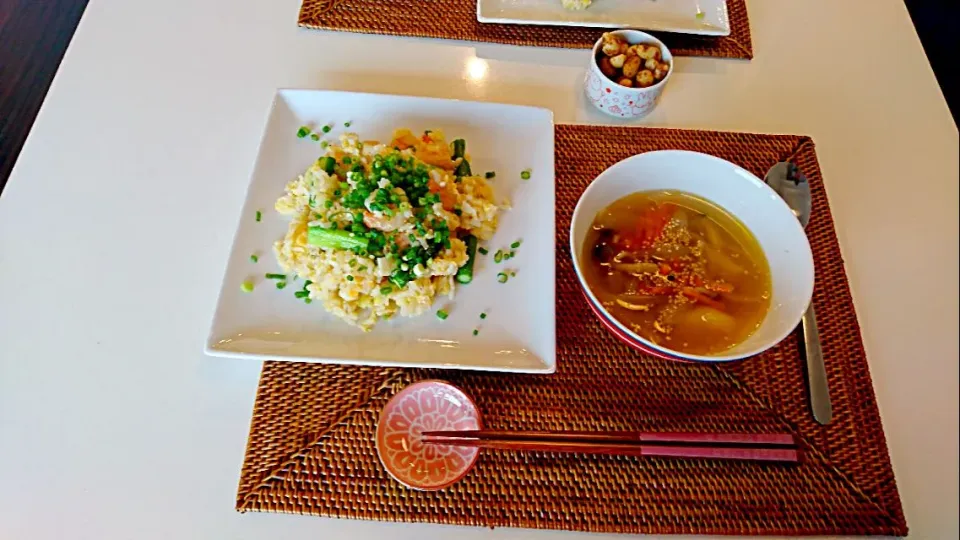 今日の昼食 えびとアスパラの塩麹炒飯、餃子の塩麹スープ|pinknari🐰🌈さん