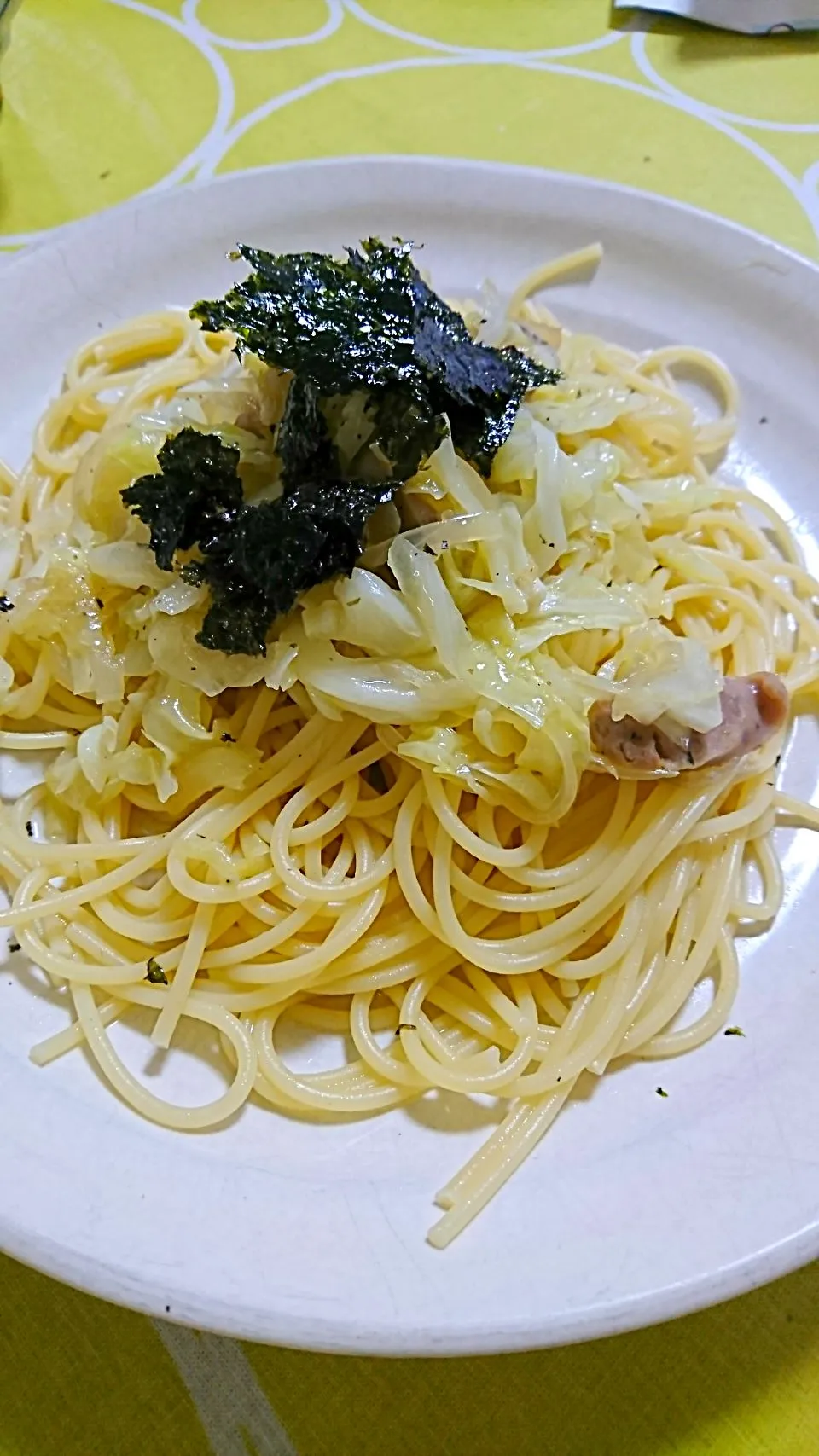 キャベツとソーセージのパスタ韓国海苔のせ|ぱやさん