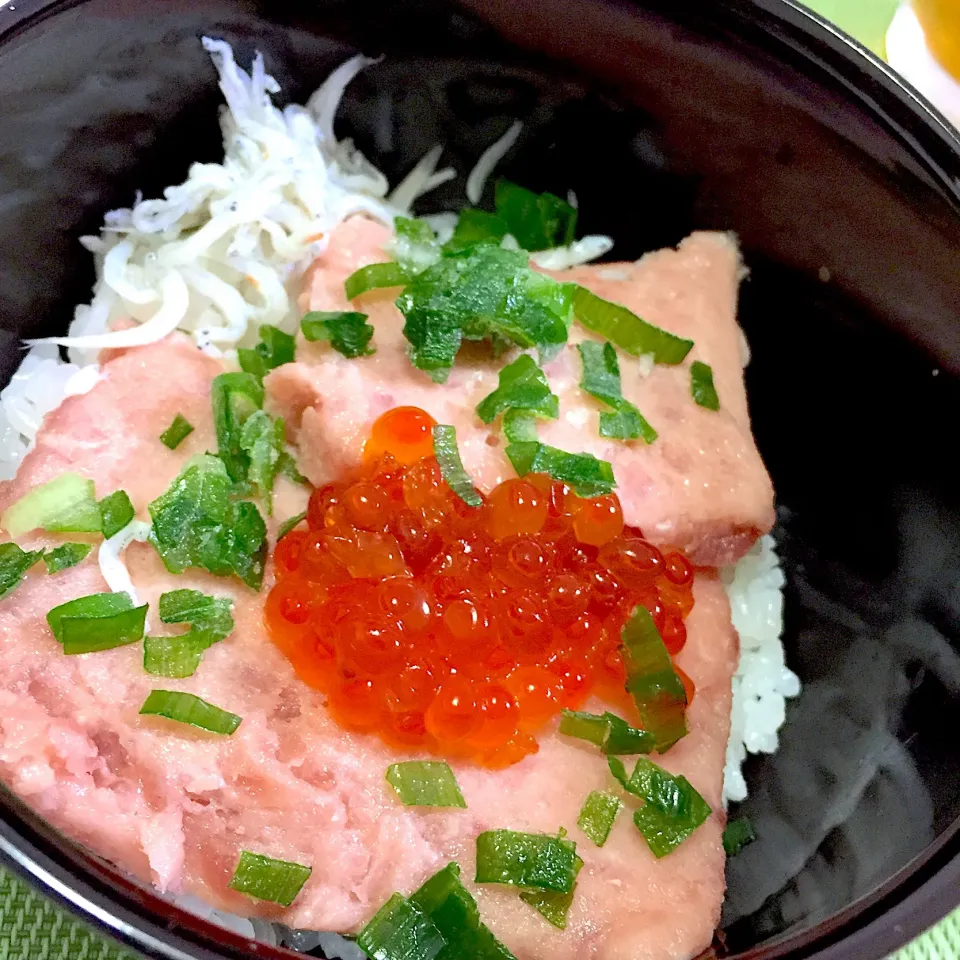 今日のお昼ご飯 適当な😅ネギトロいくらちょっぴりしらす丼|Ikuさん