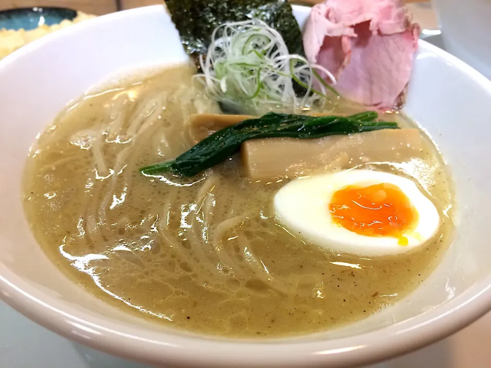 Snapdishの料理写真:ガチ麺道場さんで、鶏の中華そば♡|いく❤️さん