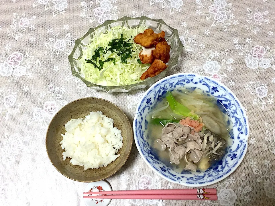 とりみそ鍋(辛子明太子のせ)、キャベツサラダ、塩麹の鶏肉の唐揚げ|小鳥さん