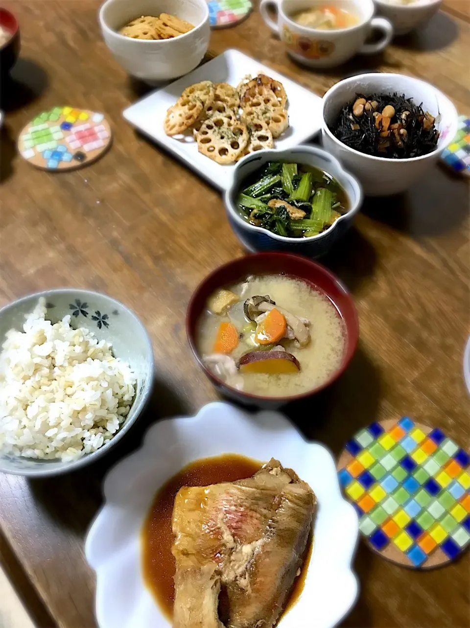 赤魚の煮付け・ひじきの煮物・小松菜の煮浸し・蓮根のきんぴら・蓮根のバター醤油・豚汁・もち麦入りご飯|ちびろ菌さん