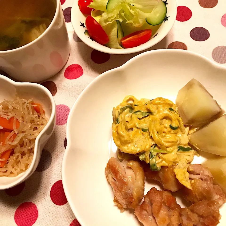 鶏唐揚げのタンドリーソース♡しらたきとにんじんの煮物♡サラダ♡大根のお味噌汁♡|まゆかさん