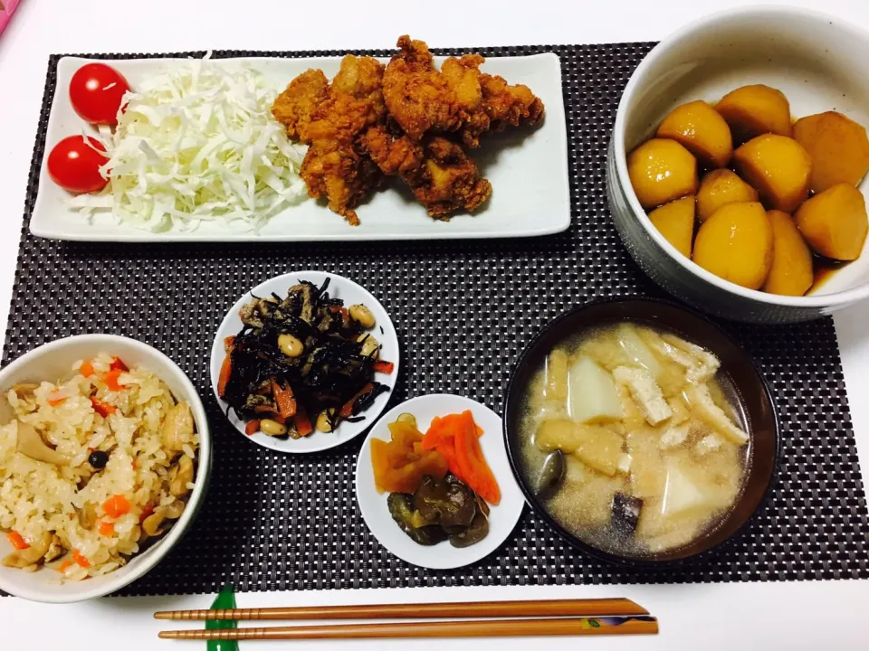 唐揚げ、炊き込みご飯、里芋の煮っ転がし、ナスと油揚げと里芋の味噌汁、ヒジキの煮物、漬物|k.mさん