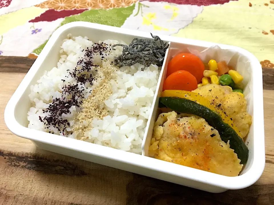 鶏胸肉のピカタ弁当🍱
鶏胸肉のピカタ
ミックスベジタブルバター炒め
人参のグラッセ🥕
塩昆布
麦ごはん ゆかり すりゴマ|ぽんたさん