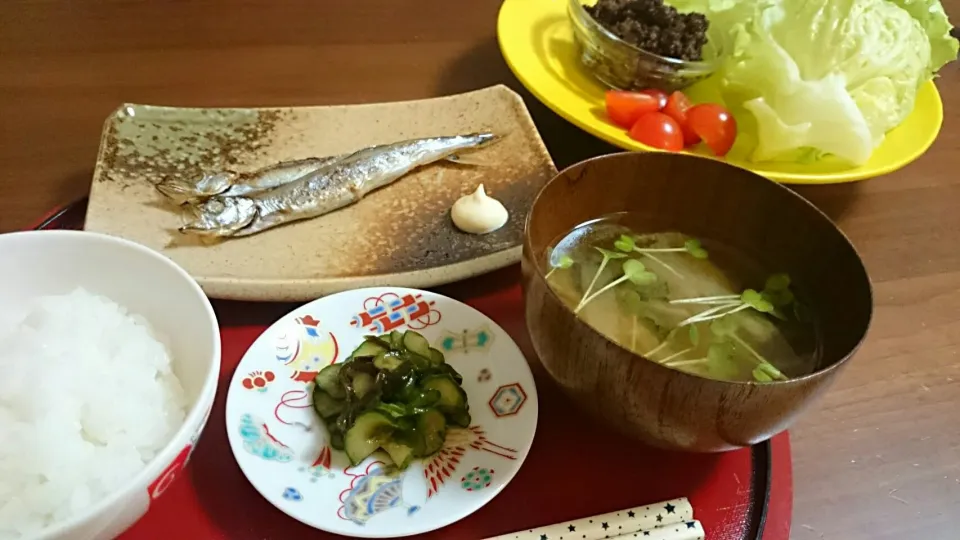 子供夜ご飯🍚焼きししゃも、大根玉ねぎ貝割れお味噌汁、胡瓜塩昆布和え、肉那須味噌レタス巻き|アンジェさん