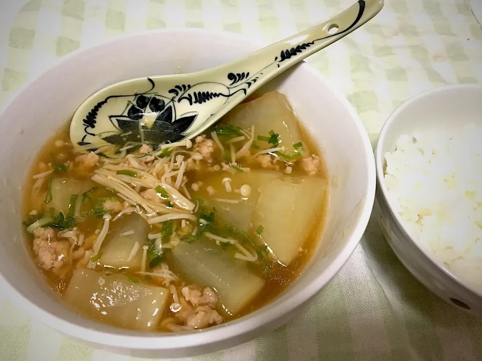 寒い。今日お昼がっつりジャンクなもの食べたので簡単優しい味を…大根とひき肉とえのきのトロトロ煮。生姜をたしてぽかぽか。しみる…🍃あっスプーンは最近大掃除で再発見されたベトナムで買ったもの。かわいいー！やっぱり食器集めたい〜！|KKOさん