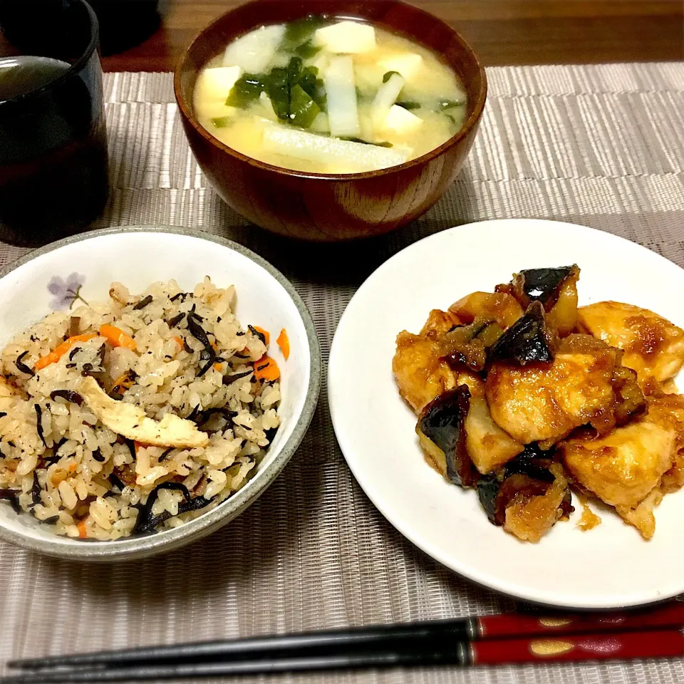 ひじきの炊き込みご飯
ナスと鶏肉のみぞれ炒め|たまさん