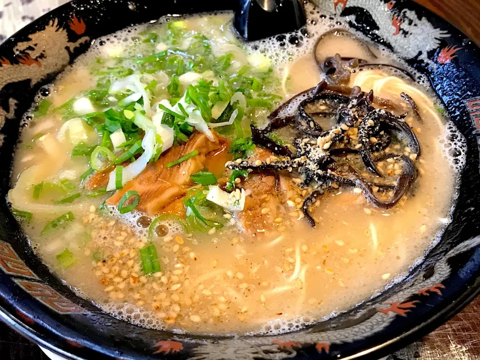 今日の昼餉は温泉のない方の草津（滋賀県）でとんこつラーメンを頂く。なかなか本場の味を出していますが…替え玉を頼むと何故か素ラーメンがドンブリいっぱい出てくる💦量多すぎ〜💦|にゃあ（芸名）さん