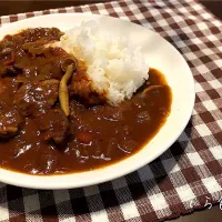 Snapdishの料理写真:特製カレー

たっぷりのトマトとワインで煮込んでるから
豚スネ肉がホロホロ(*´ω`*)

スパイシーに仕上げました！|ゆ吉さん