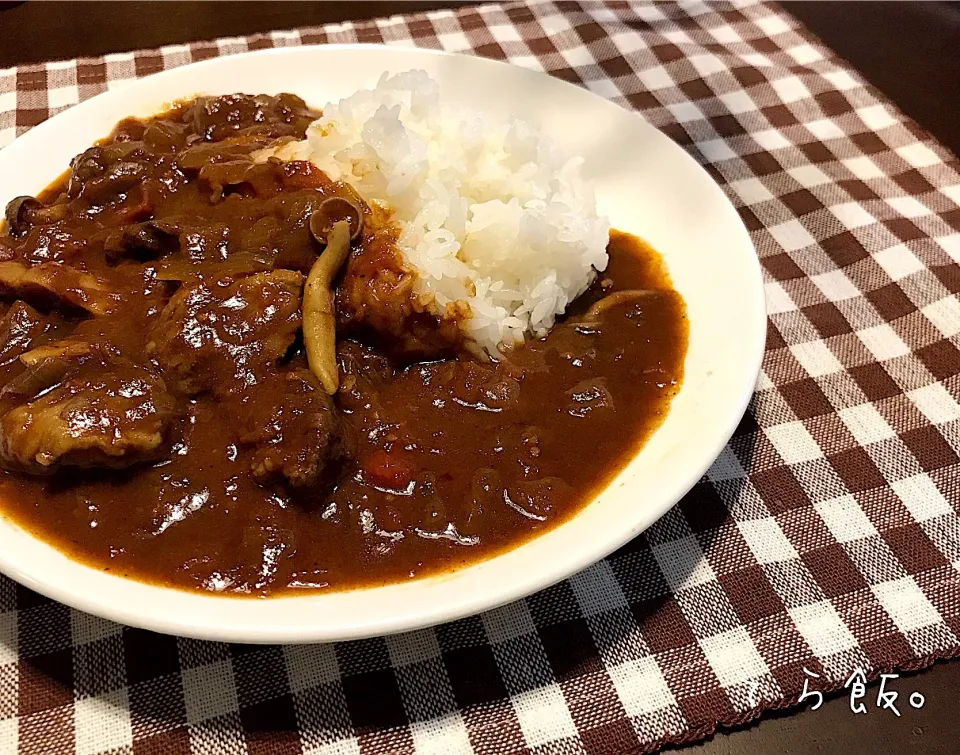 特製カレー

たっぷりのトマトとワインで煮込んでるから
豚スネ肉がホロホロ(*´ω`*)

スパイシーに仕上げました！|ゆ吉さん