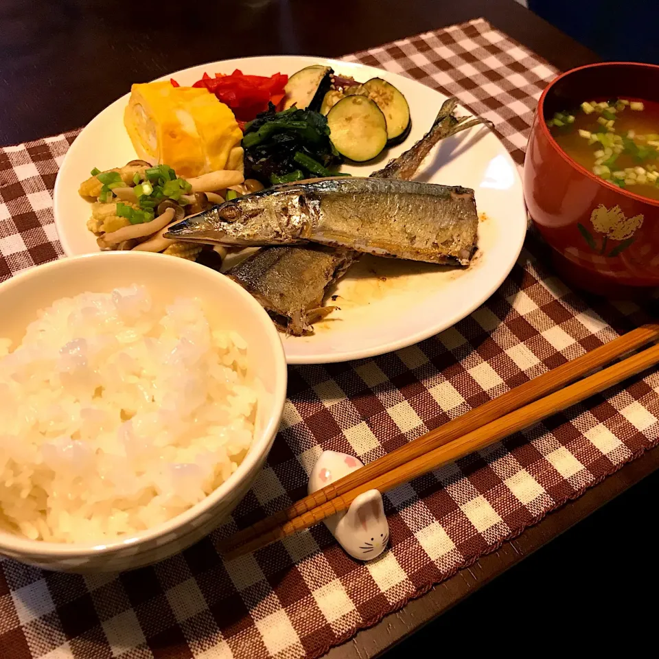 Snapdishの料理写真:さんま定食は裏切らない

・焼きさんま
・だし巻き卵 
・ヤングコーンとしめじの炒め物
・ほうれん草のおひたし
・パプリカのおひたし
・なすのお漬物
・ごはん
・なめこの味噌汁

 #さんま 
 #だし巻き玉子 
#やっぱり和食|ゆ吉さん