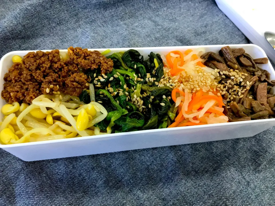 Snapdishの料理写真:＃時短手抜き弁当
＃ピビンバ弁当
#コンナムル 胡麻油、塩、味の素
＃ほうれん草ナムル 胡麻油、塩、味の素
#ナマス＃ゼンマイ醤油、酒、みりん、砂糖
ご飯の上に乗せて出来上がり🌈|ｼﾓｼﾞｮｳﾘｮｳさん